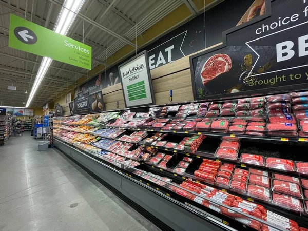 Augusta, Ga USA - 08: 18 18: 22: Walmart Market İçişleri Bakkal Et Departmanı Uzun Görüş Tütün Yolu