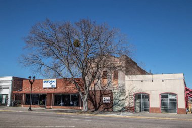 Augusta, Ga USA - 02: 21: Şehir merkezi Augusta Ga temiz mavi gökyüzü klasik mağazalar ve sokak vitrinleri