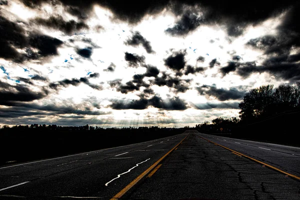 Яркий Свет Сияющий Сквозь Облака Прямо Смотрит Сельскую Дорогу Стране — стоковое фото
