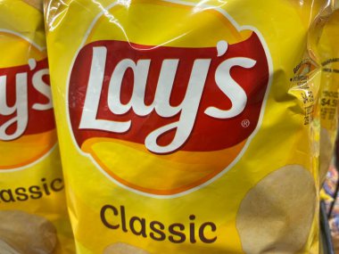 Grovetown, Ga USA - 09 09 09: 22: Perakende satış mağazası Klasik cips çantası koydu