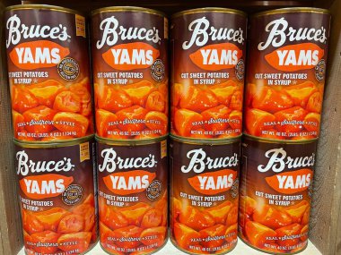 Grovetown, Ga USA - 09 09 09: 22: Bruces marketi konserve patates konserveleri yığıldı