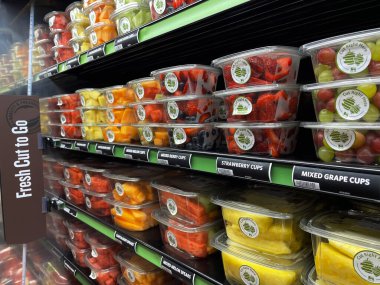 Perakende satış mağazası raflarda meyve kesme kabı yan manzara