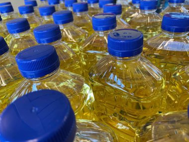 Bir markette sebze yağı şişesi Georgia USA 'da sergileniyor.