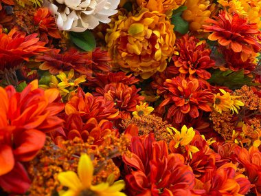 Yapay çiçek soyut arka plan kırmızıları ve turuncu sonbahar renkleri çeşitli çiçekler