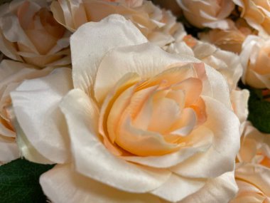 Yapay çiçeklerin soyut arkaplanı pembe ve beyaz renklerle kaplanmış.