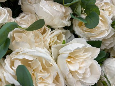 Yapay çiçek soyut arka plan grubu beyaz gül yeşil yaprak