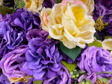 Yapay çiçek soyut arkaplan beyaz mor ve yeşil yaprak çiçekleri