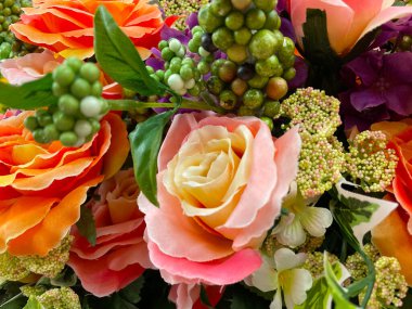 Yapay çiçekli soyut arkaplan renkli buket