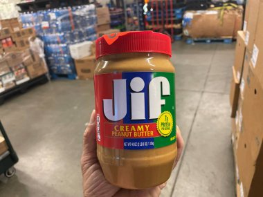 Grovetown, Ga USA - 05: 23 22: Market El Jiff fıstık ezmesi tutuyor