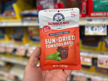 Grovetown, Ga USA - 06: 15 - 22: Perakende satış mağazası Yaban arısı güneşi kurutulmuş domates tuna kesesi