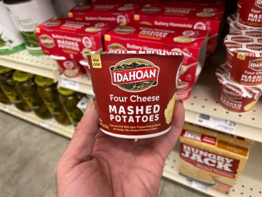 Grovetown, Ga USA - 06: 15: 22: Perakende mağazası El Idahoan patates püresi kupası tutuyor