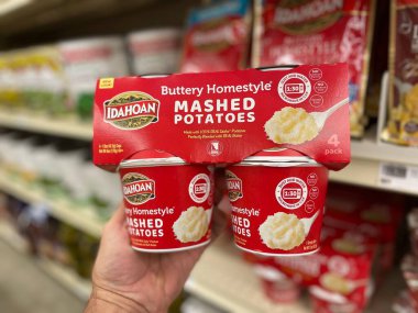 Grovetown, Ga USA - 06: 15: 22: Perakende mağazası El, Idahoan patates püresi bardaklarını tutuyor