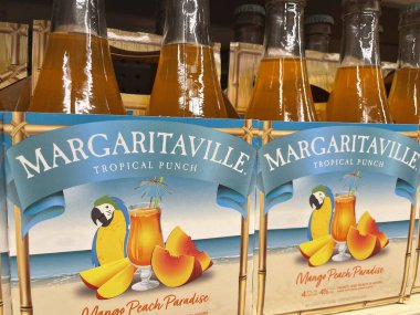 Grovetown, Ga USA - 06 16-22: Seagram perakende satış mağazası Şarap soğutucuları şeftali