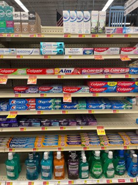 Grovetown, Ga USA - 06 16-22: Perakende bakkal sözlü bakım bölümü ve fiyatlar