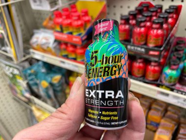 Grovetown, Ga USA - 06 17 22: 5 saatlik enerji içeceği ekstra renkli marketlerde satılan el.