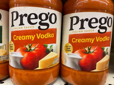 Grovetown, Ga USA - 06 17 22: Perakende bakkal Prego spagetti soslu kremalı votka