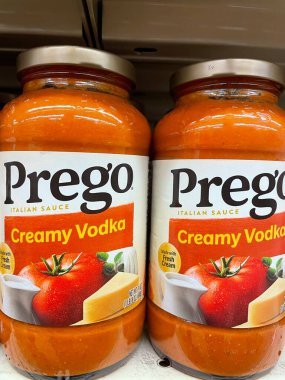 Grovetown, Ga USA - 06 17 22: Perakende bakkal Prego spagetti sosu Votka