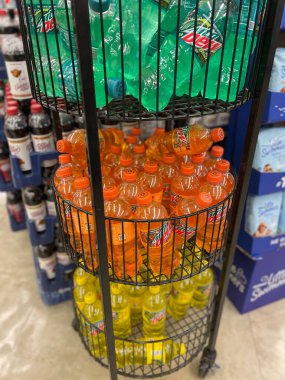 Grovetown, Ga USA - 06 17 22: Bir vitrinde Mtn Dew soda perakende mağazası