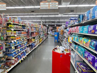 Grovetown, Ga USA - 08 17 17 22: IGA perakende market mısır gevreği ve bebek bezi