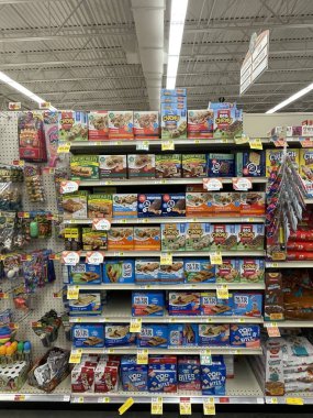 Grovetown, Ga USA - 08 17 17 22: IGA perakende satış mağazası kahvaltı barları ve fiyatları