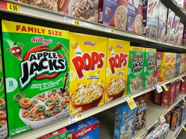 Grovetown, Ga USA - 08 17 17: 22: IGA Perakende Market Mısır gevreği bölümü Kelloggs markalarını fiyatlandırıyor
