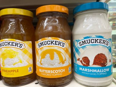 Grovetown, Ga USA - 08 17 22: Perakende marketi Smuckers dondurma çeşitleri