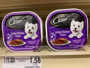 Grovetown, Ga USA - 08 17 22: Perakende satış mağazası Cesar köpek maması ızgara tavuk