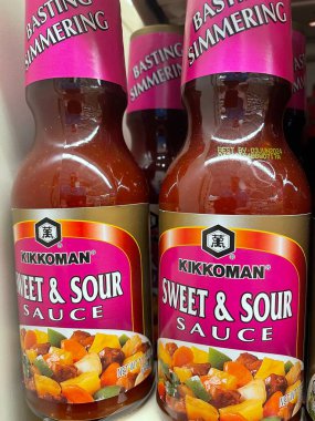 Grovetown, Ga USA - 08 18 18 22: Perakende marketi Kikkoman, Sweet and Sour 'u kızarttı