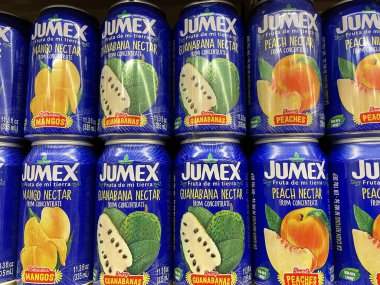Grovetown, Ga USA - 08: 24 24 22: Jumex 'in marketteki içkileri üst üste yığıldı