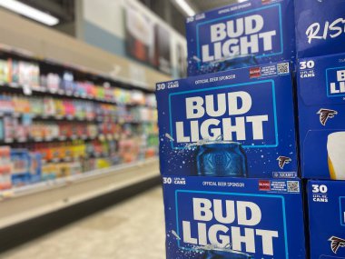 Grovetown, Ga USA - 08 24 22: Market bira bölümü Bud light ekran