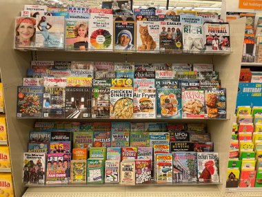 Grovetown, Ga USA - 08 24 22: Perakende market dergisi rafı Ağustos 2022