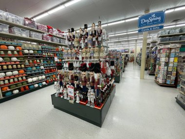 Augusta, Ga USA - 09 14: 22: Hobi Lobisi perakende mağazası iç Noel vitrinleri hizalandı