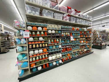 Augusta, Ga USA - 09 14: 22: Hobi lobisi perakende mağazası İçi sonbahar renkli balkabakları yan görünümü