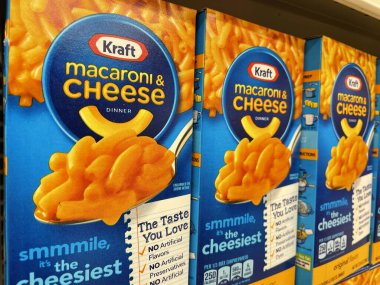 Grovetown, Ga USA - 09: 15: 22: Market Kraft makarna ve peynir kutuları rafta
