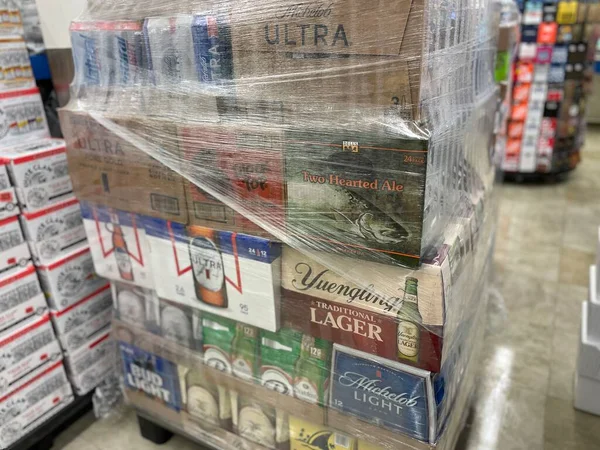 Grovtown Usa 食料品店がビールのパレットを包んだ — ストック写真