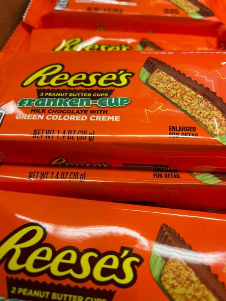 Grovetown Usa Lebensmittelgeschäft Reeses Halloween Candy Bar Row Close — Stockfoto