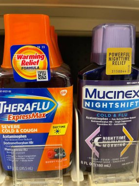 Grovetown, Ga USA - 09-21-22: Market eczacılık bölümü Theraflu ve mucinex
