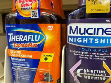 Grovetown, Ga USA - 09-21-22: Market eczacılık bölümü Theraflu mucinex