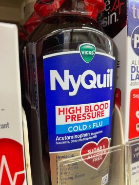 Grovetown, Ga USA - 09-21 22: Market ilaç bölümü Nyquil öksürük şurubu