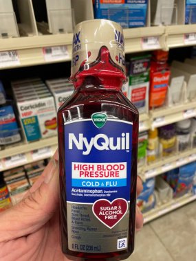 Grovetown, Ga USA - 09-21-22: Marketin ilaç bölümü Nyquil öksürük şurubunu tutuyor