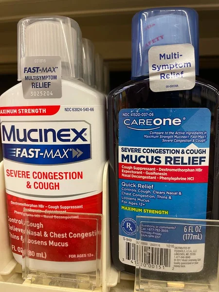 Grovetown, Ga USA - 09-21-22: Market ilaç bölümü Mucinex ve mağaza markası