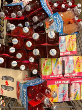 Grovetown, Ga USA - 10 08 22: Market alışveriş arabası şarap soğutucu alkollü içecekler