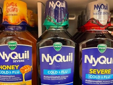 Grovetown, Ga USA - 10 08: 22: Market NyQuil nezlesi ve rafta grip ilacı