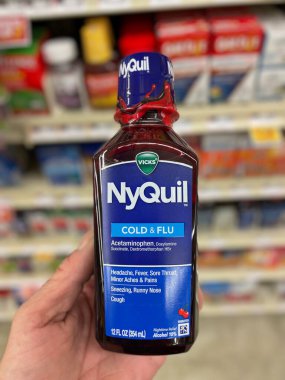 Grovetown, Ga USA - 10 08: 22: Bakkal NyQuil soğuk algınlığı ve grip ilacını tutuyor