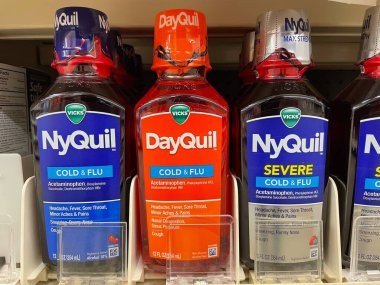 Grovetown, Ga USA - 10 08 22: Market NyQuil nezlesi ve grip ilacı çeşitliliği
