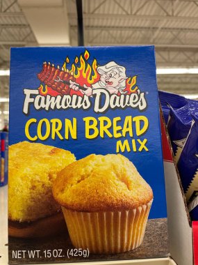 Grovetown, Ga USA - 10 08 22: Market Ünlü Daves mısır ekmeği karışımı
