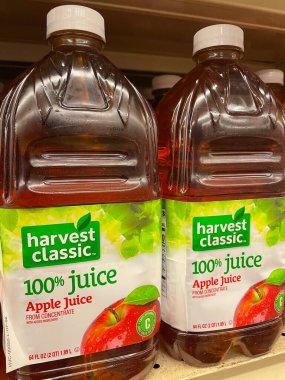 Grovetown, Ga USA - 10 08 22: Market Hasat Klasik elma suyu% 100