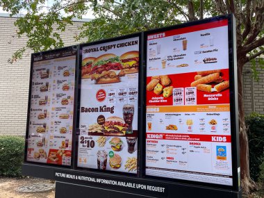 Grovetown, Ga USA - 10 08 22: Market Burger King, menü boyunca ilerleyin