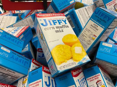 Grovetown, Ga USA - 09 07: 22: Vitrindeki alışveriş merkezi Jiffy kek karışımı