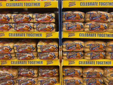 Grovetown, Ga USA - 09 07: 22: Perakende satış mağazası Ball Park hamburgeri ve sosisli ekmeği gösterisi